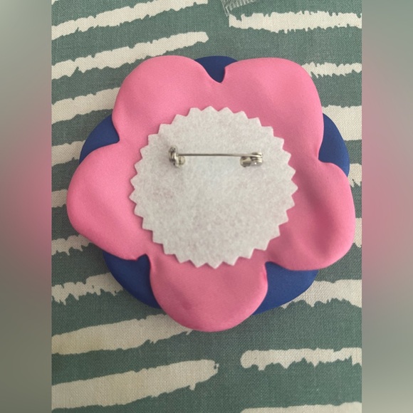 Small Pearl Pink & Blue Brooch Flower Shaped Pin - Picture 3 of 4
